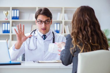 Sağlık sigortası dolandırıcılığı konseptinde genç doktor