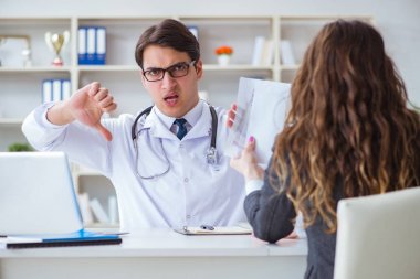 Sağlık sigortası dolandırıcılığı konseptinde genç doktor