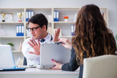 Sağlık sigortası dolandırıcılığı konseptinde genç doktor