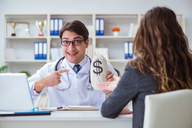 Sağlık sigortası dolandırıcılığı konseptinde genç doktor