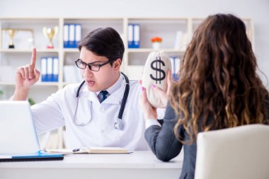 Sağlık sigortası dolandırıcılığı konseptinde genç doktor