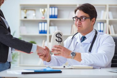 Sağlık sigortası dolandırıcılığı konseptinde genç doktor
