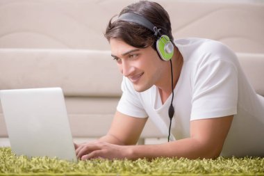 Freelancer evde çalışıyor ve müzik dinliyor.