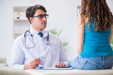 Tıbbi konseptte doktoru ziyaret eden kadın