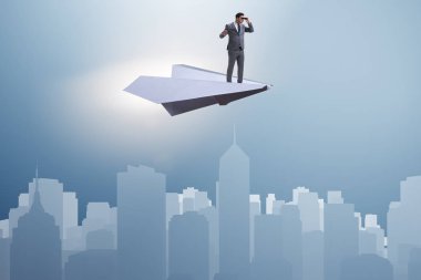 Ticari konseptte kağıt uçakla uçan bir iş adamı