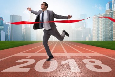 Yeni yıl 2018 doğru çalışan iş adamı