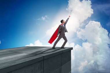 İş adamı süper kahraman kariyer merdiveni konseptinde başarılı