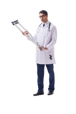 Genç doktor, beyaz sırtında tek başına yürüyor.