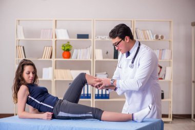 Erkek doktor spor sakatlığıyla ilgileniyor.