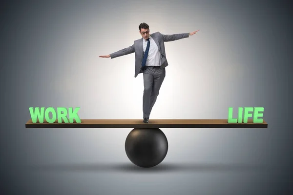 Empresario equilibrio entre el trabajo y la vida en concepto de negocio — Foto de Stock