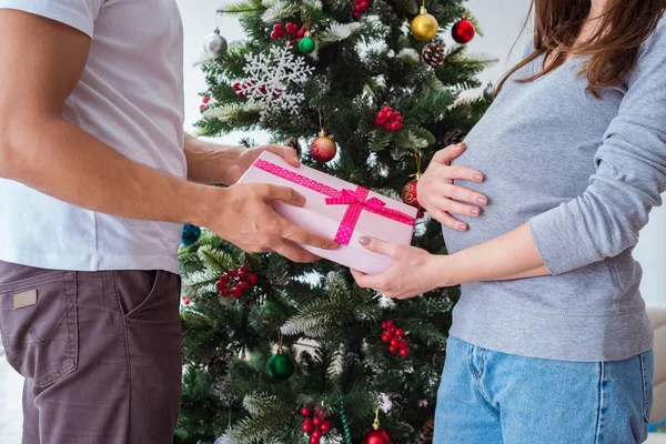 Famiglia giovane in attesa di bambino bambino che celebra il Natale — Foto Stock