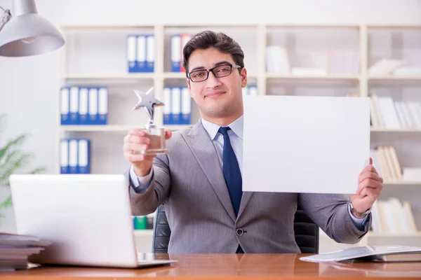 Empresario en la oficina sosteniendo un tablero de mensajes en blanco — Foto de Stock