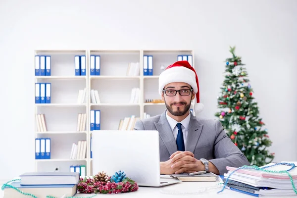 Jovem empresário comemorando o Natal no escritório — Fotografia de Stock