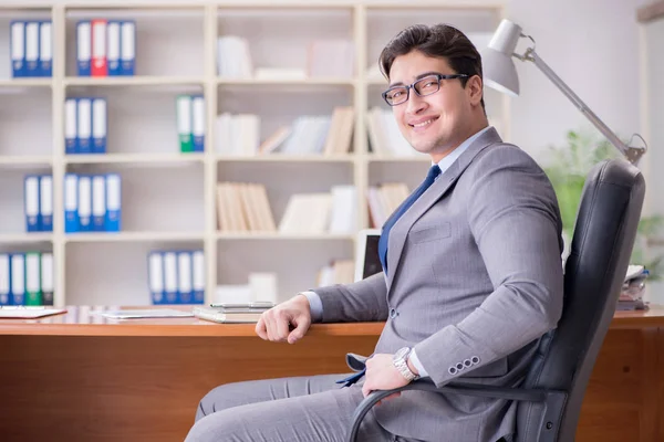 Jonge zakenman werkt in het kantoor — Stockfoto