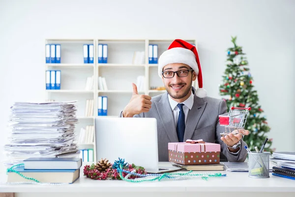 Jovem empresário comemorando o Natal no escritório — Fotografia de Stock