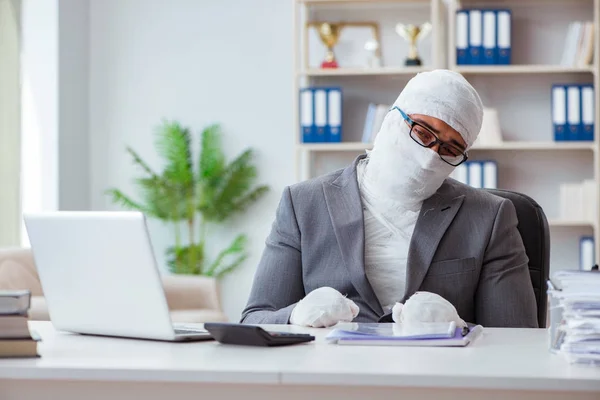 Trabalhador empresário bandage que trabalha no escritório fazendo papelaria — Fotografia de Stock