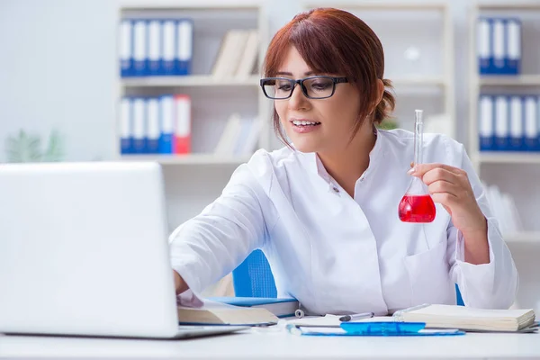 Pesquisadora cientista conduzindo uma experiência em um labora — Fotografia de Stock