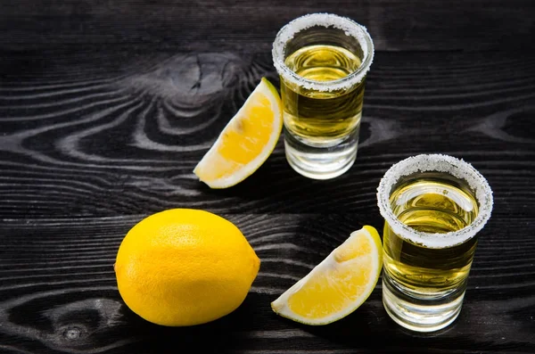 Bebida de tequila servida em copos com limão e sal — Fotografia de Stock