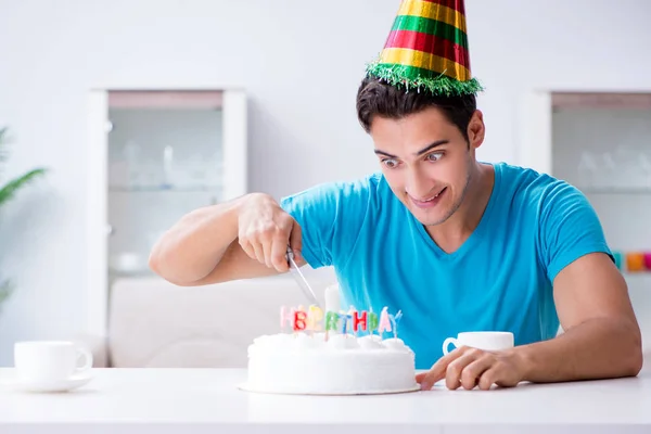 Joven celebrando cumpleaños solo en casa —  Fotos de Stock