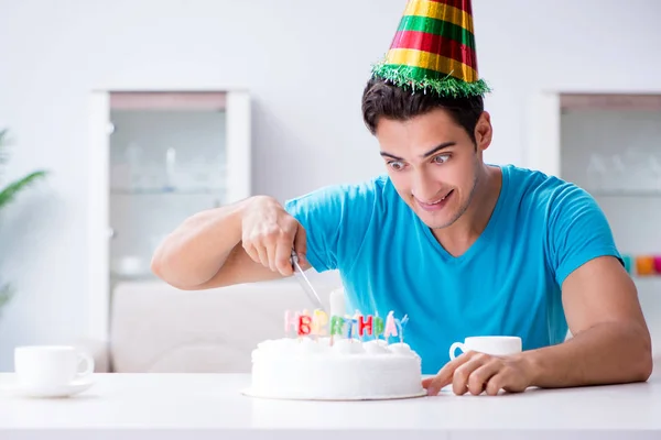 Giovane uomo che festeggia il compleanno da solo a casa — Foto Stock