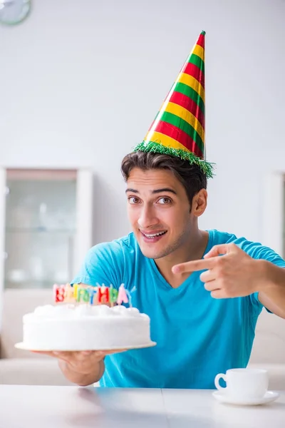 Młody człowiek świętuje urodziny samotnie w domu — Zdjęcie stockowe