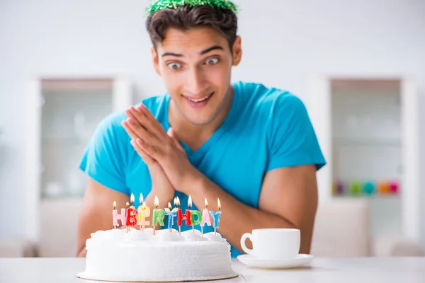 Giovane uomo che festeggia il compleanno da solo a casa — Foto Stock