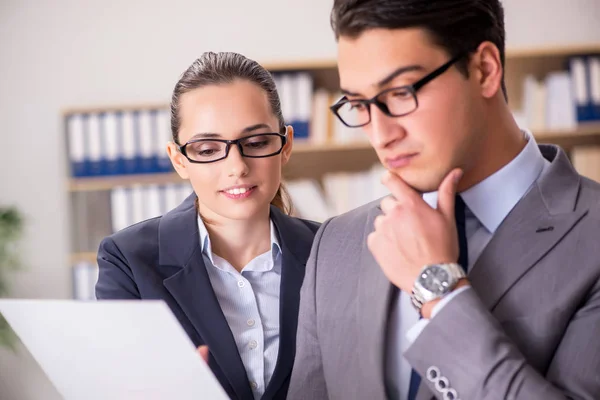 Empresario y empresaria discutiendo en el cargo — Foto de Stock