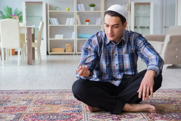 若いイスラム教徒の男は自宅で祈る — ストック写真