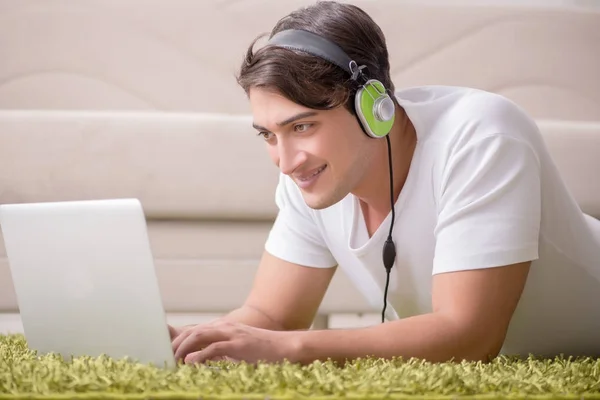 Freelancer trabajando en casa y escuchando música —  Fotos de Stock