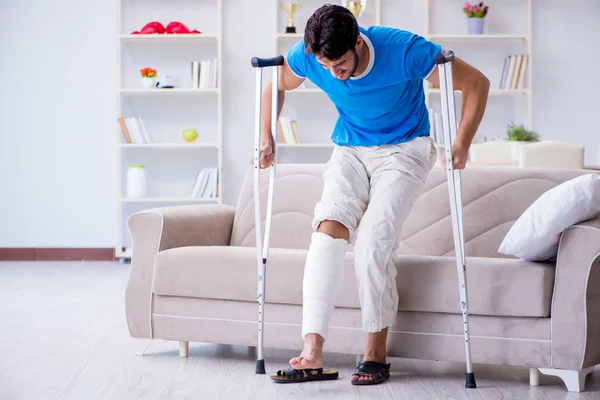 Jovem ferido se recuperando em casa — Fotografia de Stock