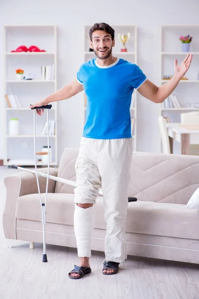 Injured young man recovering at home — Stock Photo, Image