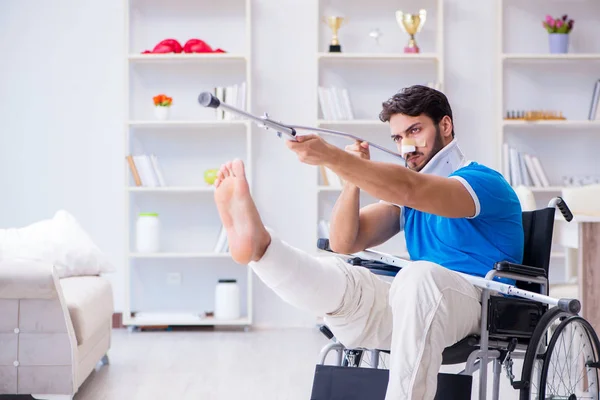 Jovem ferido se recuperando em casa — Fotografia de Stock