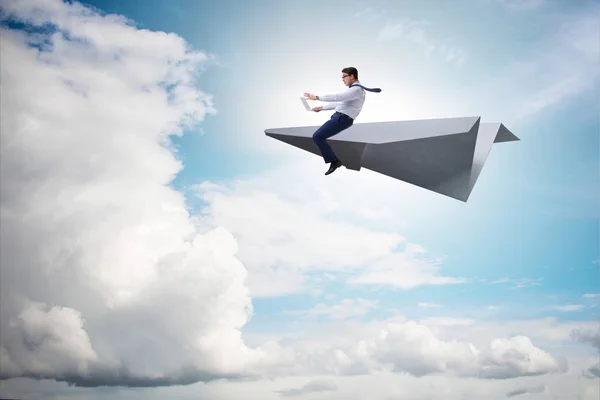 Zakenman vliegen op papier vliegtuig in business concept — Stockfoto