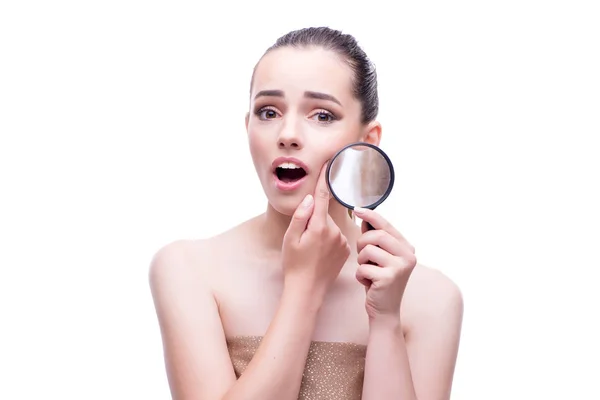 Frau im Schönheitskonzept mit Vergrößerungsglas alternde Falten — Stockfoto