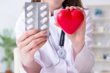 Hastanede kırmızı kalp doktoru kardiyolog