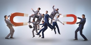 At nalı mıknatısıyla adam toplama konsepti