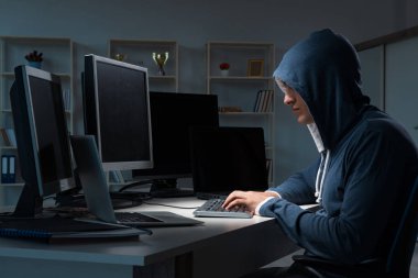 Geceleri bilgisayar korsanlığı