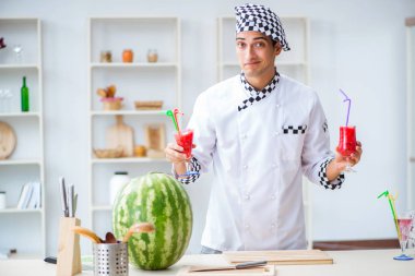 Mutfakta karpuzlu bir erkek aşçı.