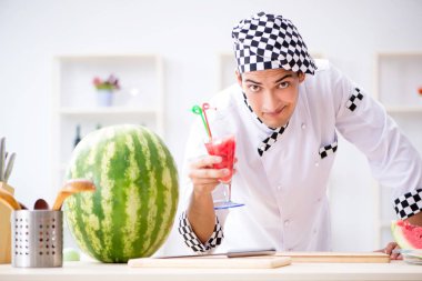 Mutfakta karpuzlu bir erkek aşçı.