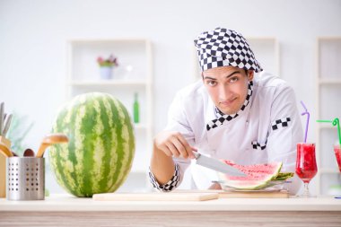 Mutfakta karpuzlu bir erkek aşçı.