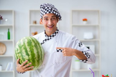 Mutfakta karpuzlu bir erkek aşçı.