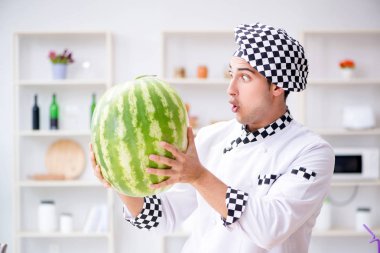Mutfakta karpuzlu bir erkek aşçı.