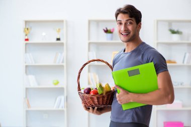 Sağlıklı beslenmenin ve spor yapmanın faydalarını destekleyen bir adam.