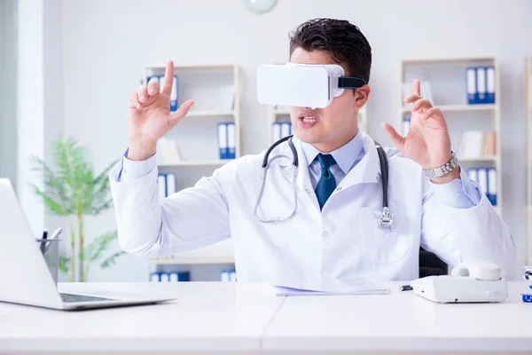 Junger Arzt mit Virtual-Reality-Headset im Büro — Stockfoto