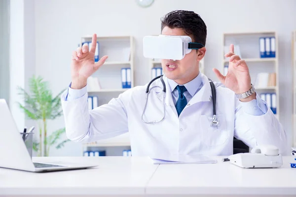 Joven médico con auriculares de realidad virtual vr trabajando en el offi —  Fotos de Stock