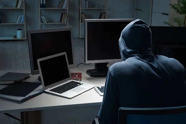 Hacker hacken nachts Computer — Stockfoto