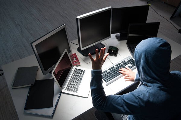 Хакер взламывает компьютер ночью