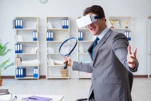 Empresário jogando tênis de realidade virtual no escritório com VR gog — Fotografia de Stock