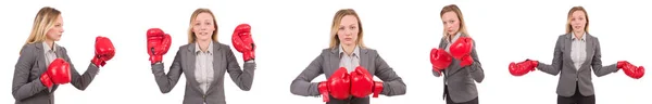 Kvinna affärskvinna med boxningshandskar på vitt — Stockfoto
