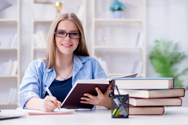 Jonge tiener vrouwelijke student voorbereiding voor examens thuis — Stockfoto